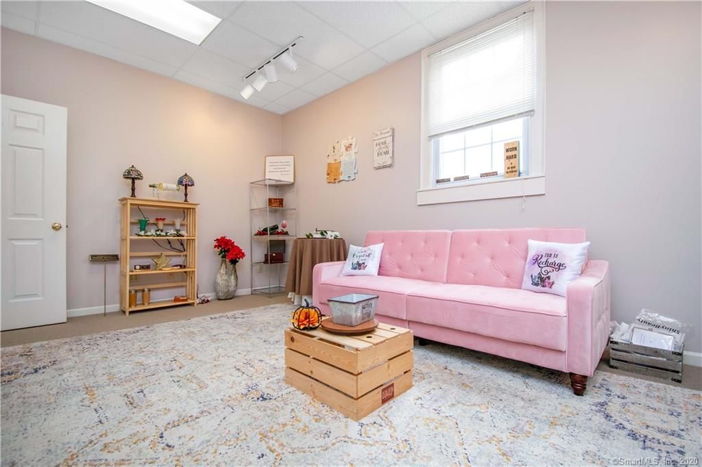 492 Enfield St, Enfield, CT 06082